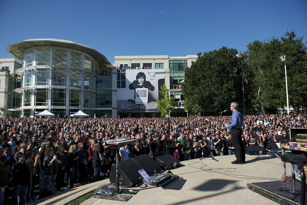 Shromážnění po smrti Steva Jobse - Apple Campus - centrála v Cupertinu
