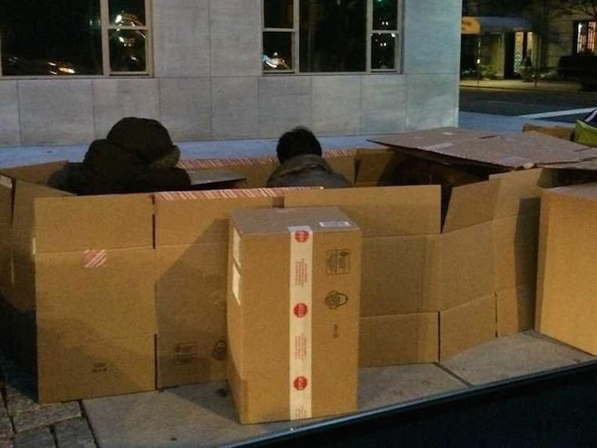 when-the-iphone-6-launched-on-september-19-2014-the-line-outside-apples-5th-avenue-store-in-new-york-stretched-for-12-blocks-people-were-sleeping-in-boxes-the-night-before-the-launch.jpg.pagespeed.ce.sXJQlPTojZ