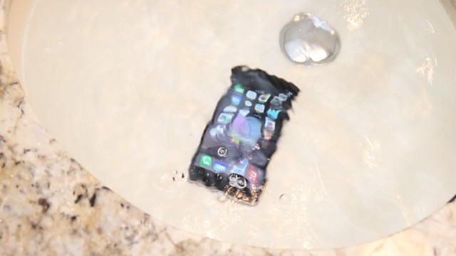 iPhone-underwater-640x360