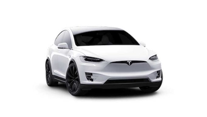 Je Tesla lepší než Apple? CEO Tesla nazval Jobse jako blbce