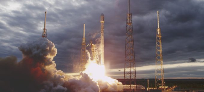 Raketoplán Falcon 9 z dílny Space X úspěšně přistál na moři!