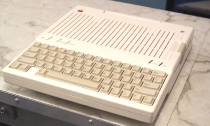 Mašině Apple IIc vdechnul jeden restaurátor druhý život