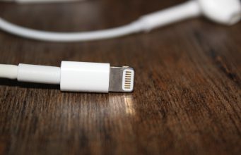 Podívejte na první video uniklých Lightning sluchátek pro iPhone 7