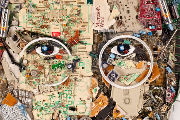 Vytvořil portrét Steva Jobse pouze z vyhozené staré elektroniky