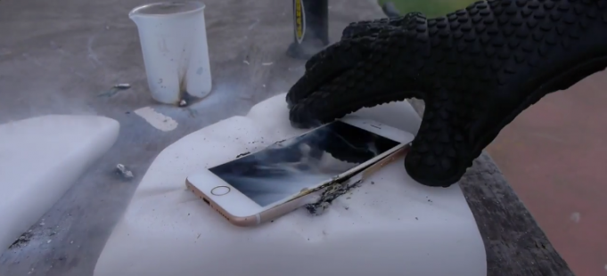 Takhle dopadl iPhone pod náporem suchého ledu!