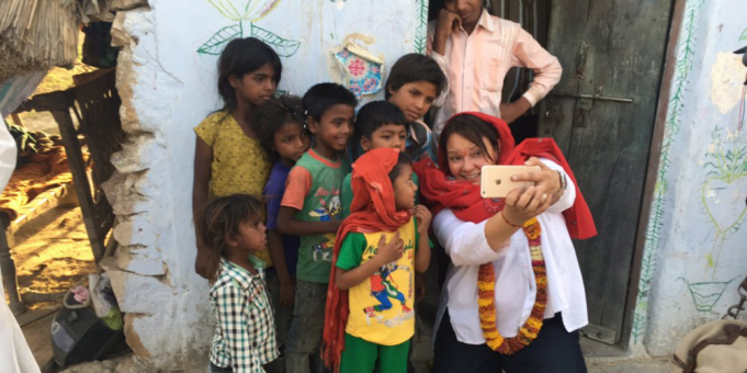 VP společnosti Apple, Lisa Jacksonová, navštívila školu v Indii, ve které se k vyučování používájí Macy a iPady