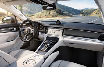 Porsche nasadí Apple CarPlay do vozů Panamera a Android nepodpoří