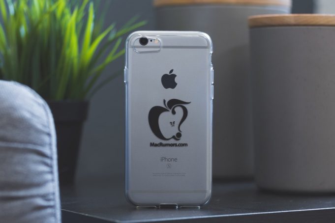 Podívejte se na kryt pro iPhone 7 nasazený na loňský iPhone 6s
