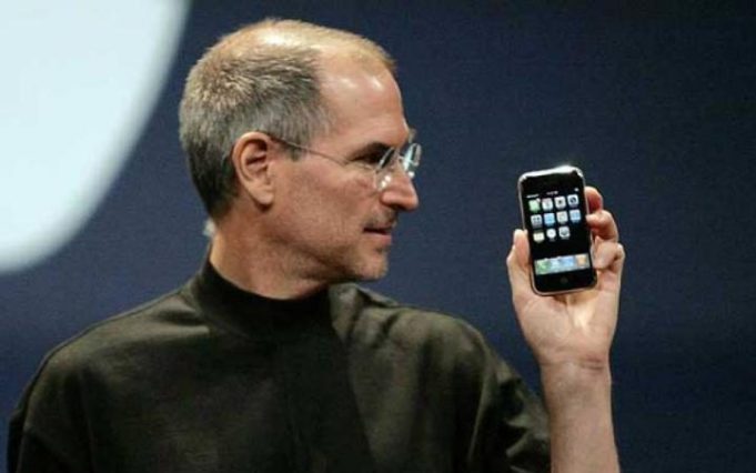 Přesně před 8 lety ukázal Steve Jobs divákům nový iPhone