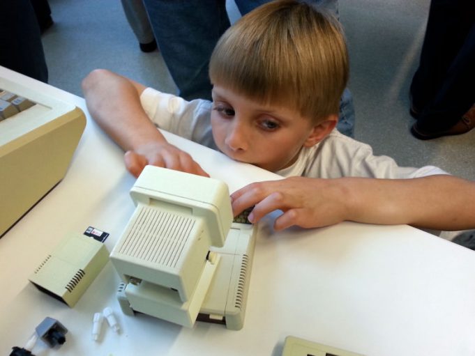 Muž vytváří funkční miniaturní kopie starých Apple produktů