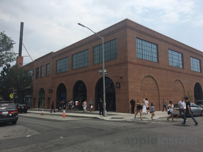 Podívejte se na fotografie z dnes otevřeného Apple Storu v Brooklynu