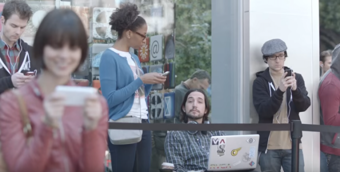 Samsung si ve své reklamě dobírá Apple