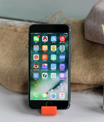 Únik reklamních fotografií iPhonu 7 Plus ve zcela nové barvě