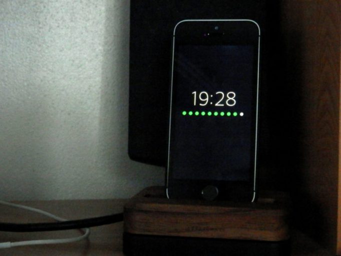 Vettr – ukazatel hodin a stavu baterie při nabíjení iPhonu