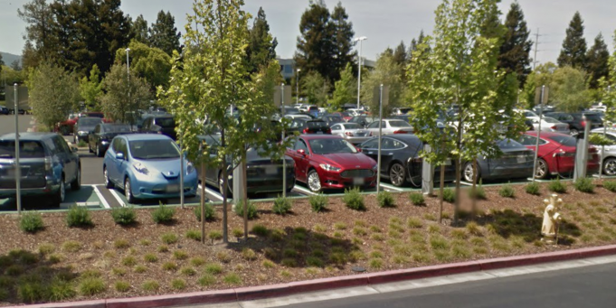 V sídle Apple rozhodně není nedostatek vozů Tesla