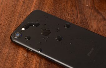 Proč se snadno poškrábe safírové sklo u iPhonu 7?