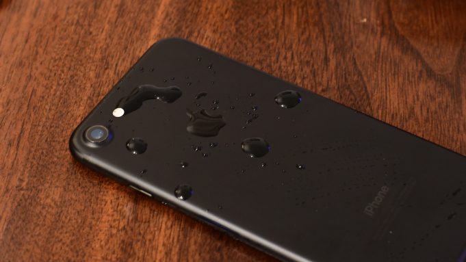 Proč se snadno poškrábe safírové sklo u iPhonu 7?