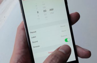 ArithmeticAlarm9 vás donutí spočítat příklad hned po probuzení