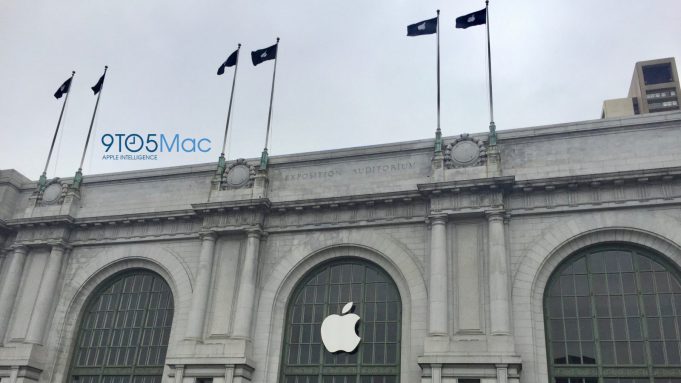 Apple už zdobí Bill Graham Civic Center na středeční keynote