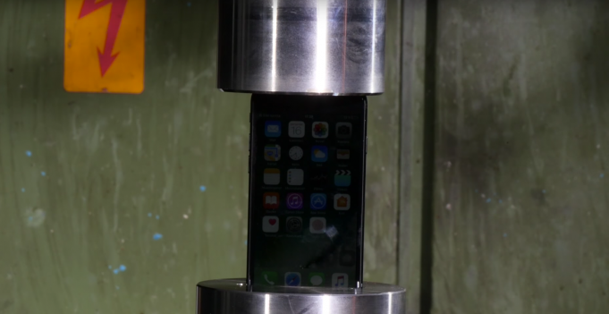 iPhone 7 rozdrcen v hydraulickém lisu