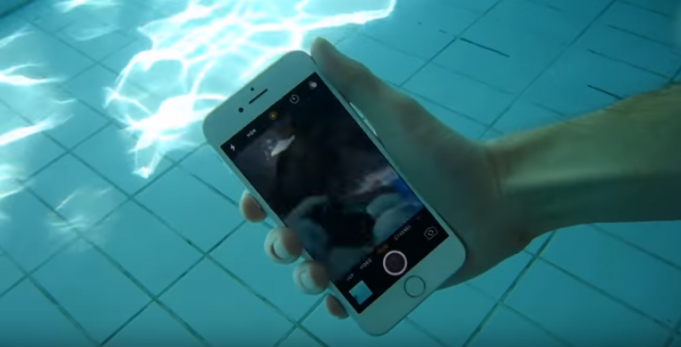 Podívejte se na video, ve kterém Alza rozbalila iPhone 7 pod vodou