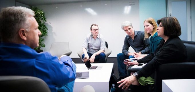 Vedení Applu se vyjádřilo k novému Touch Baru, ke zvýšení cen MacBooku Pro a dalšímu