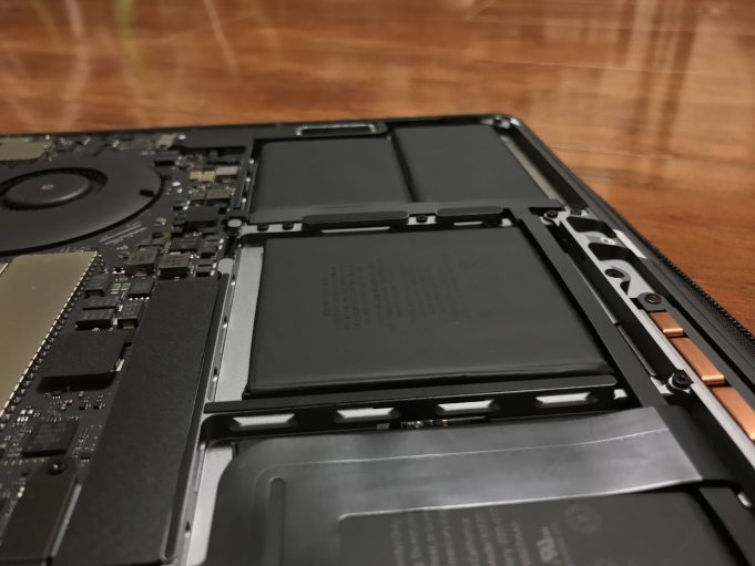 MacBooky Pro s Touch Bar mají nevyjímatelný SSD disk a menší baterie