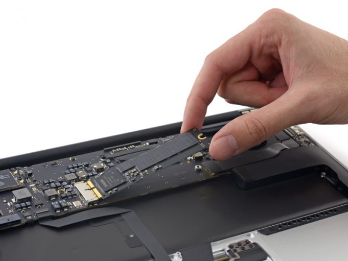 Nový MacBook Pro 15″ ponúka najrýchlejší SSD