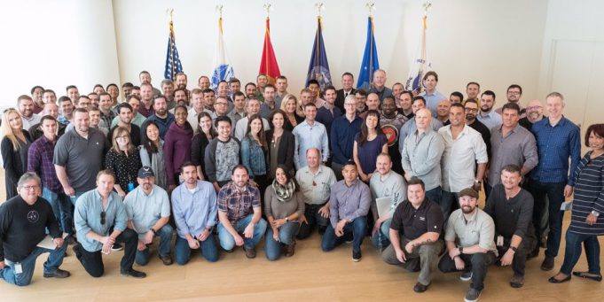 Tim Cook uctil Den veteránů s několika zaměstnanci