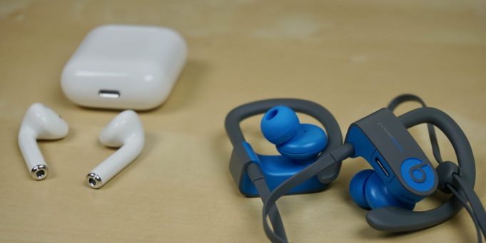 Jsou lepší sluchátka BeatsX nebo AirPods či PowerBeats?