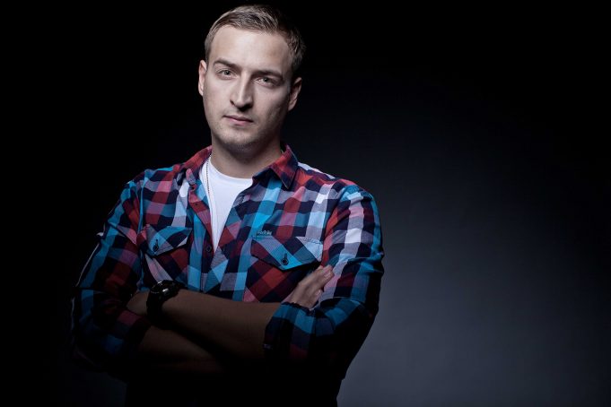 DJ rozkopnul MacBook Pro během svého vystoupení!