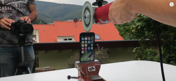 Extrémní test iPhonu 7 s kotoučovou bruskou