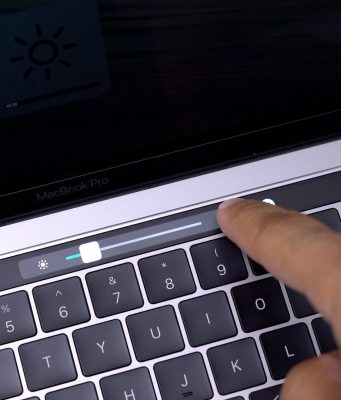 Nový 13″ Macbook Pro s Touch Barem nevydrží 10 hodin, které uvádí Apple