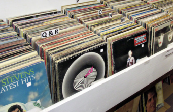 Prodej vinylů přinesl více peněz, než stažená digitální alba