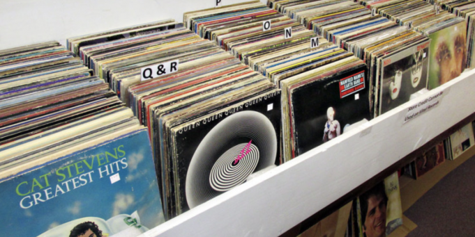Prodej vinylů přinesl více peněz, než stažená digitální alba