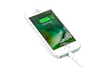 Apple je žalován za blokování iPhonů opravených v neutorizovaných servisech