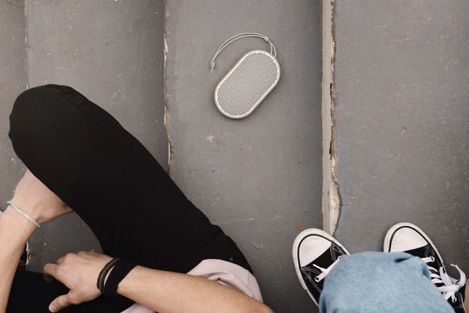 Nový reproduktor BEOPLAY P2 k iPhonu