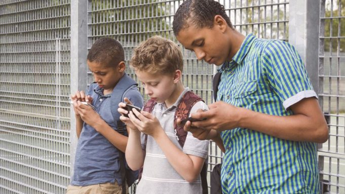 Pouzdro vypne iPhone a děti obal nesundají