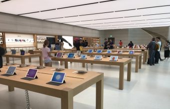 Mladíka vyhodili z Apple Storu, když přišel se svým iPhonem 4s