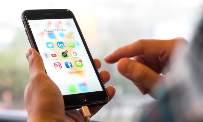 iZábava – Jony Ive veřejně ukázal, jak vytváří iPhone 8!