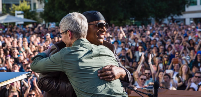 Stevie Wonder vystoupil na koncertu přímo v Applu