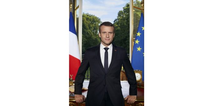 Francouzský prezident Emmanuel Macron má dva iPhony na oficiální fotografii