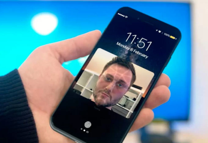 Face ID na iPhonu 8 bude fungovat i při položeného telefonu na stole
