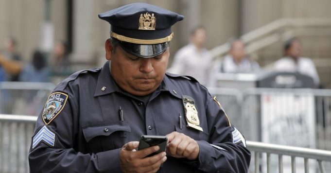 Parta maskovaných zlodějů vykradla Apple Store za bílého dne