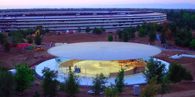 Máme půdorys a vnitřní fotografie divadla Steva Jobse!