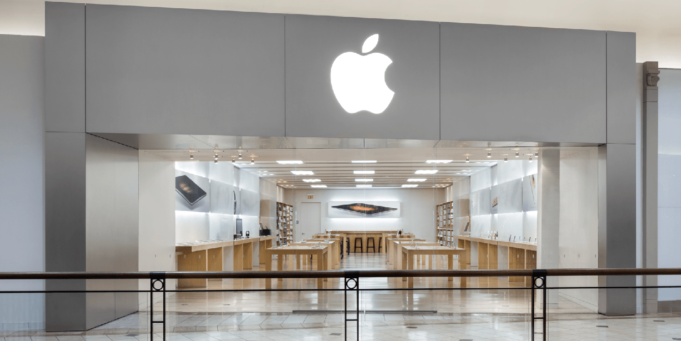 Žena má trvalé zdravotní následky po nehodě v Apple Storu
