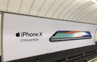 Billboardy na iPhone X jsou Torontu, Londýně, Tokiu a dalších městech
