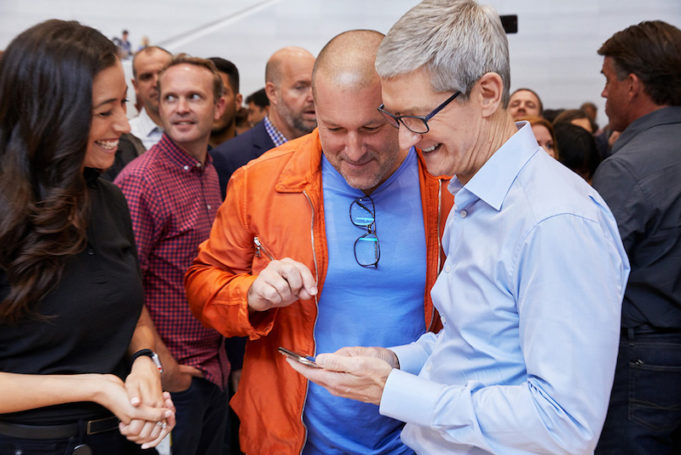 Tim Cook navštívil Čínu, kde Apple láme rekordy!