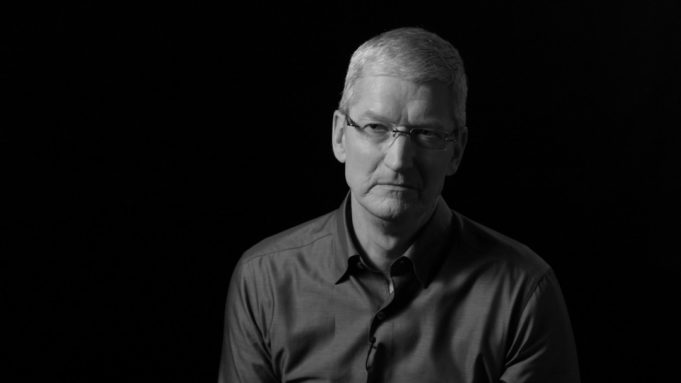 Tim Cook navštívil Normandský americký hřbitov