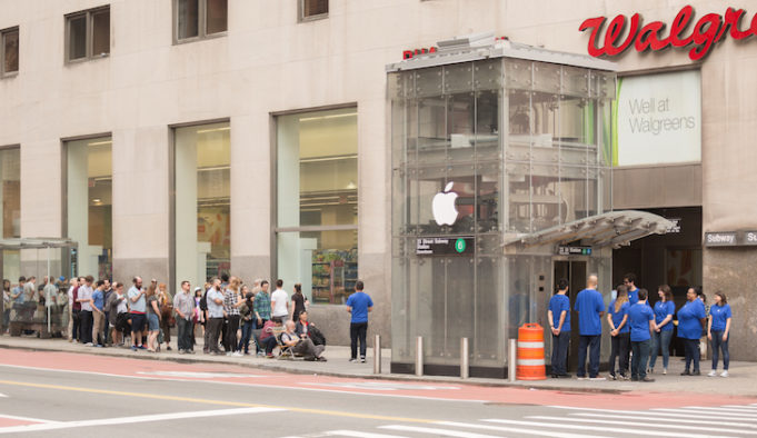 V New Yorku udělali falešný Apple Store a lidé čekali frotny na iPhone X